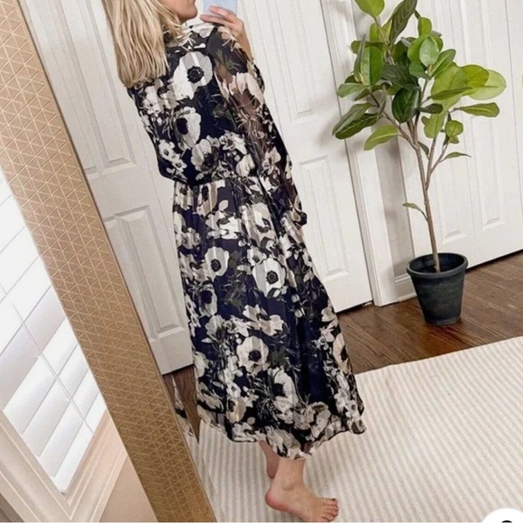 Banana Republic Dress with pleats and buttons - Picture 3 of 4